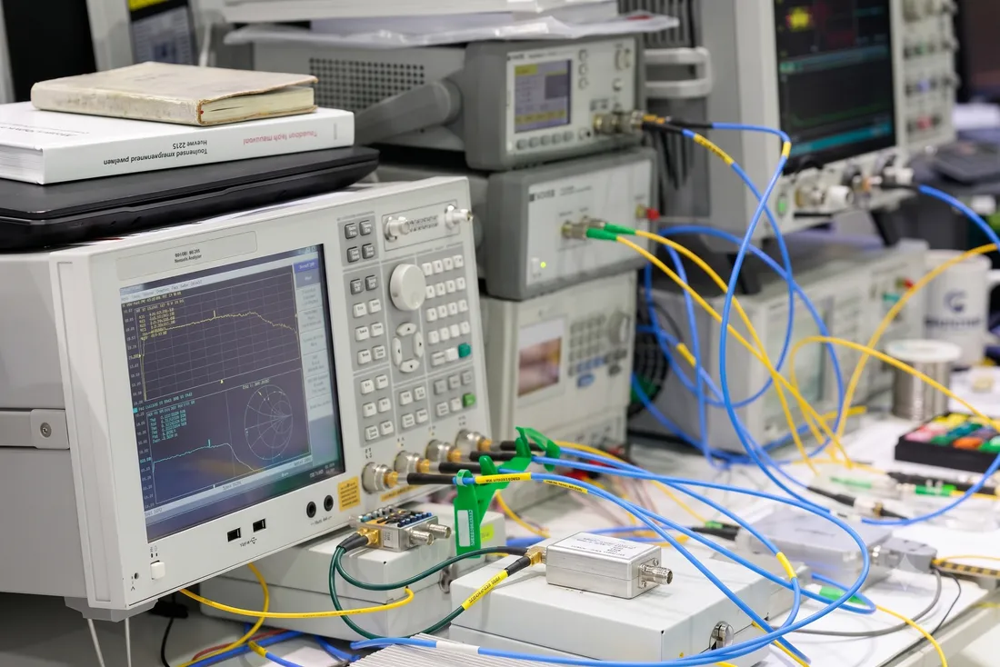 Radio-frequency instruments on a test bench